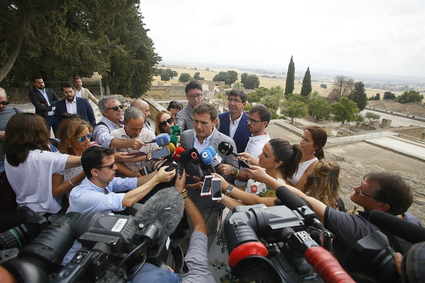 Rivera atiende a los periodistas en Medina Azahara