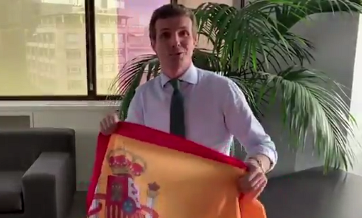Pablo Casado y su bandera