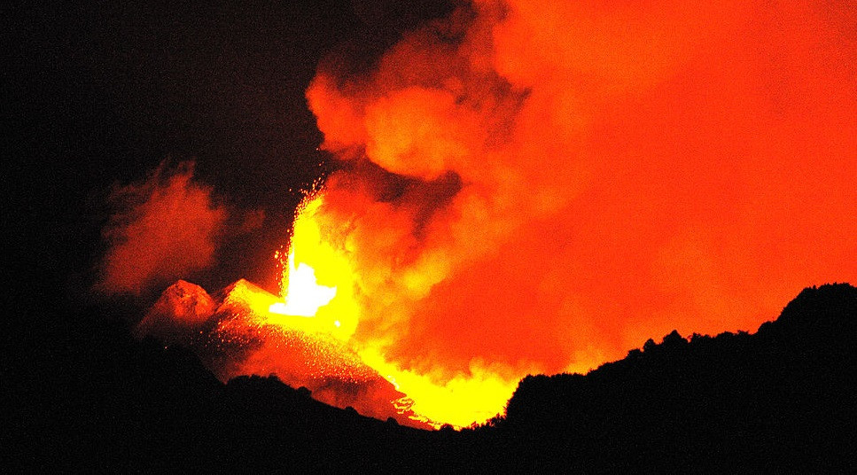 El volcu00e1n Etna en erupciu00f3n