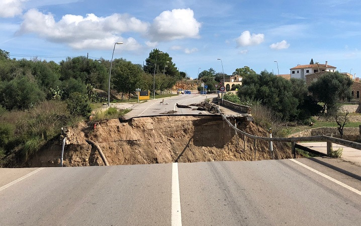 Carretera afectada por las inundaciones de Sant Llorenu00e7