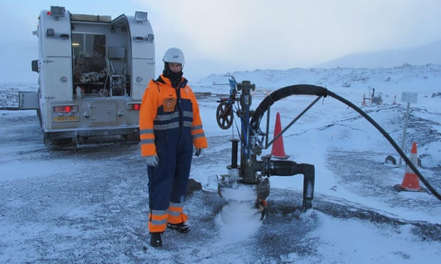 El profesor Juerg Matter al lado del pozo de inyecciu00f3n en el sitio piloto de inyecciu00f3n de CO2 CarbFix en Islandia durante la inyecciu00f3n inicial de CO2. Fotografu00eda Sigurdur Gislason