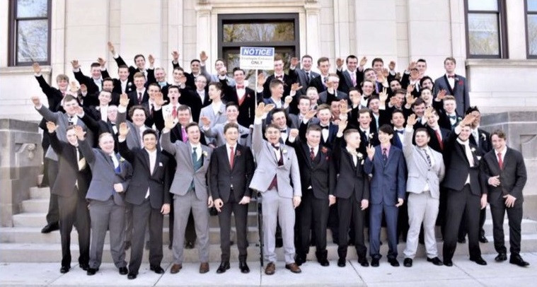 La escuela de Wisconsin investiga estudiantes foto saludo nazi '