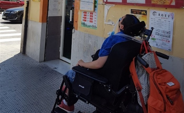 CERMI denuncia que un bar ipide el acceso a uan persona en silla de ruedas