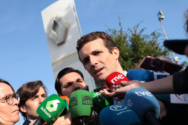 El presidente del PP, Pablo Casado, atiende a los medios en Sevilla