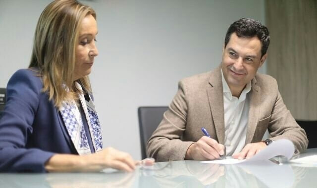 Moreno firma ante notario que no pactará con Susana Díaz tras el 2D