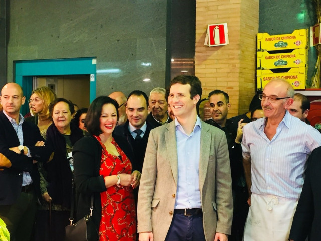 Pablo Casado durante una visita al barrio de Triana
