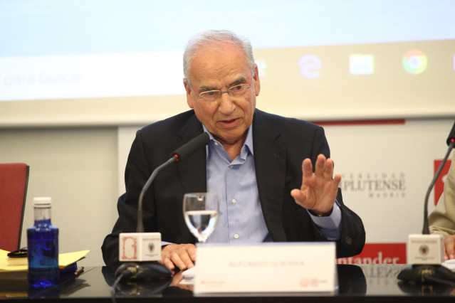 Alfonso Guerra imparte una ponencia en un curso sobre la reforma constitucional