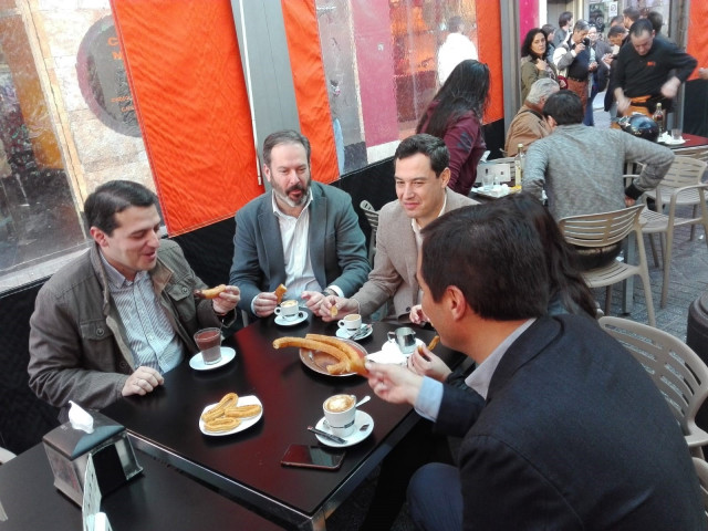 Juanma Moreno (PP-A) desayuno churros durante un paseo electoral en Córdoba