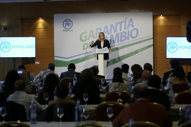 Maribel Sánchez (PP) en un acto de campaña con afiliados