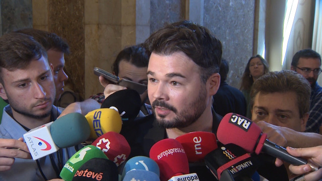 Gabriel Rufián en los pasillos del Parlament