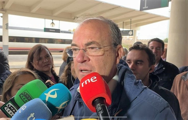 Monago atiende a los medios antes de la manifestación