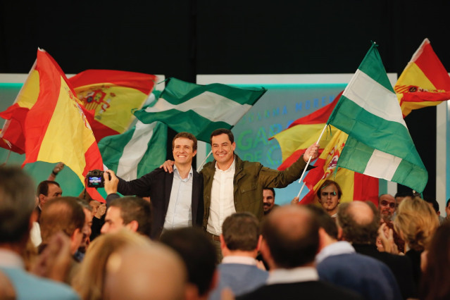 Pablo Casado y Juanma Moreno, en Algeciras (Cádiz)