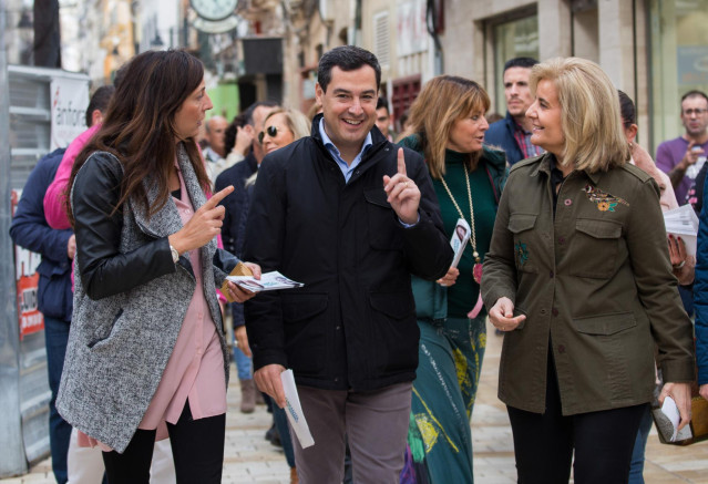 El presidente del PP-A, Juanma Moreno, con Loles López y Fátima Báñez