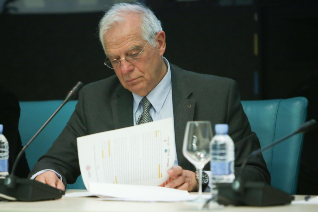 El ministro Josep Borrell participa junto al expresidente Felipe González en un
