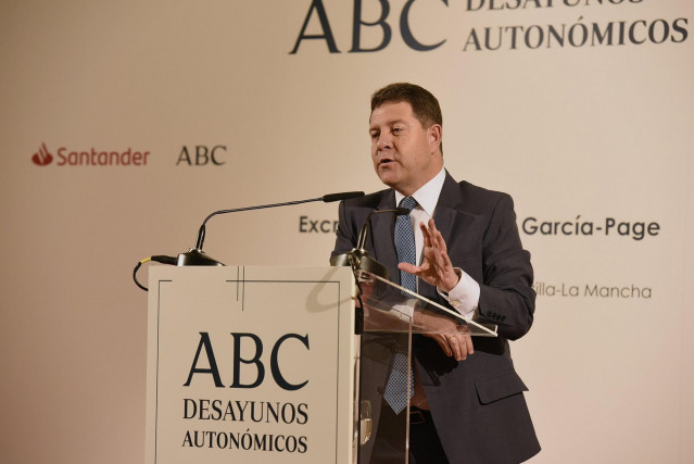 Emiliano García-Page durante un desayuno de ABC en Toledo