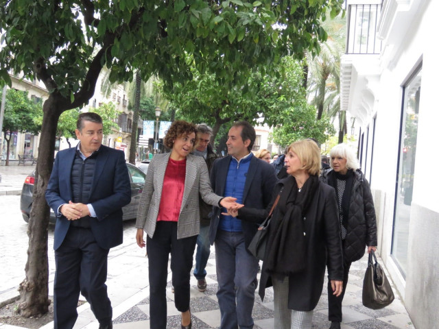 Dolors Montserrat en un paseo electoral en Jerez