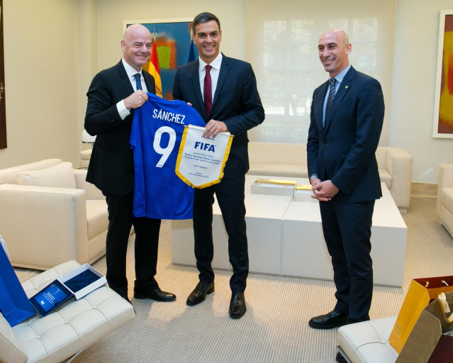 Pedro Sánchez con los presidentes de la FIFA, Infantino, y RFEF, Luis Rubiales