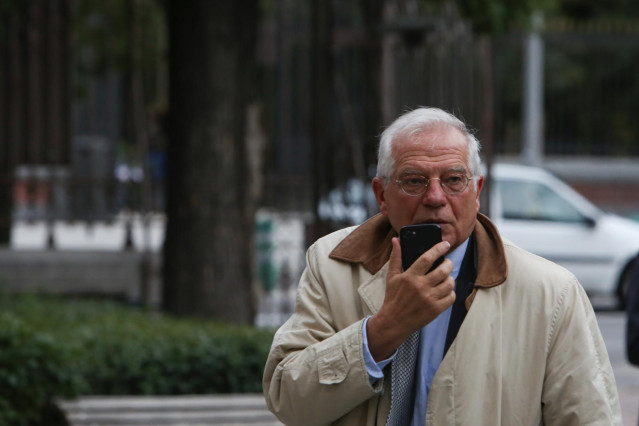 El ministro Josep Borrell participa junto al expresidente Felipe González en un