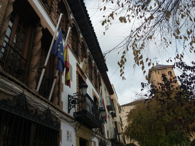 Banderas a media asta en el Ayuntamiento de Jódar por los jóvenes muertos.