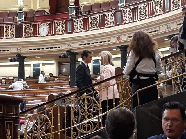 Pablo Casado hablando con Fátima Báñez en el hemiciclo