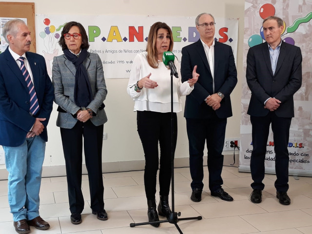 Susana Díaz atiende a los medios en un acto en Palma del Río (Córdoba)