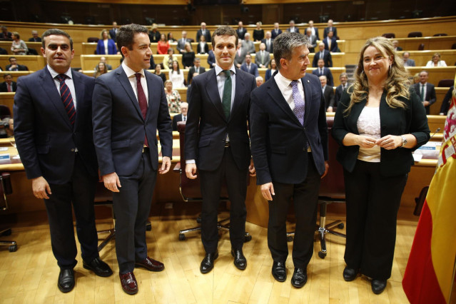 Cristina Ayala, junto al presidente del PP y otros dirigentes 'populares'.