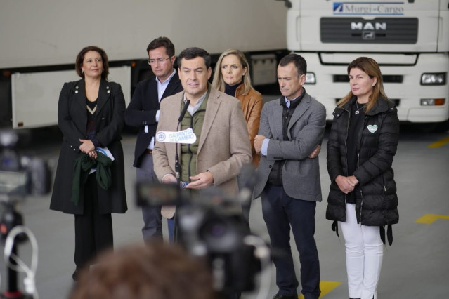 Juanma Moreno atiende a los medios en un acto de campaña en El Ejido