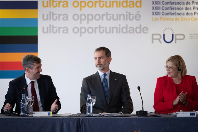 El presidente de Canarias, el Rey Felipe VI y la comisaria europea Cretu