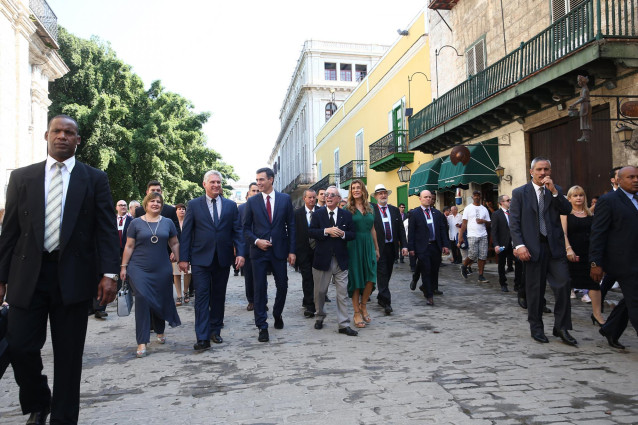 Pedro Sánchez pasea por la Habana Vieja con el presidente de Cuba