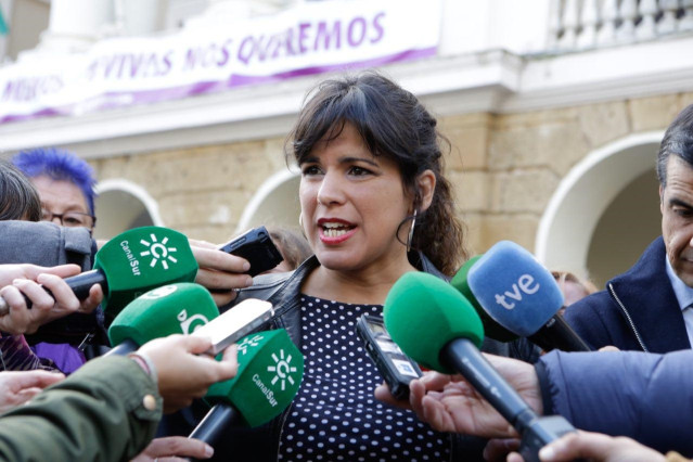 Teresa Rodríguez atiende a los medios en Cádiz