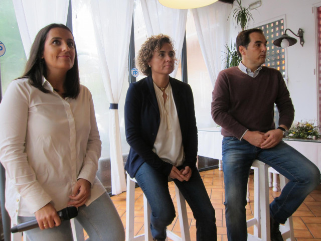 Montserrat (centro) entre Jurado y Nieto en el acto del PP