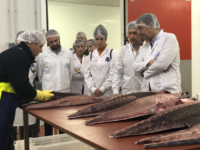 Mario Jiménez visita una empresa en Lepe