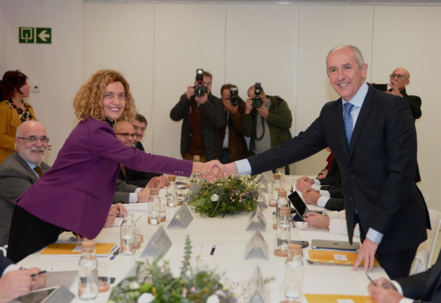 La ministra Batet y el consejero Erkoreka se saludan