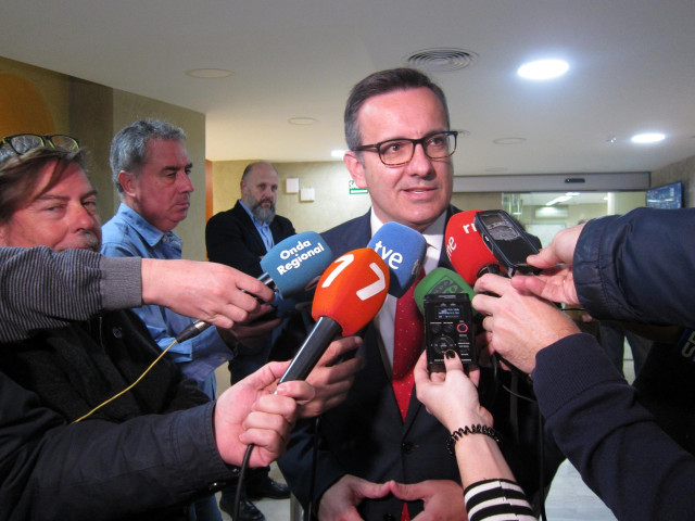 El delegado Diego Conesa atendiendo a los medios en la CHS