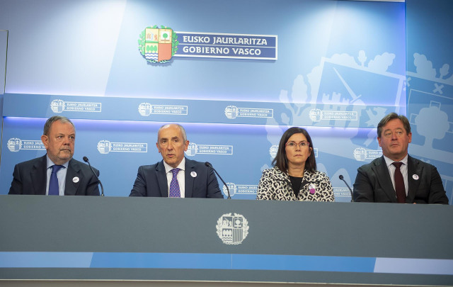 El portavoz del Gobierno Vasco, Josu Erkoreka, segundo por la izquieda