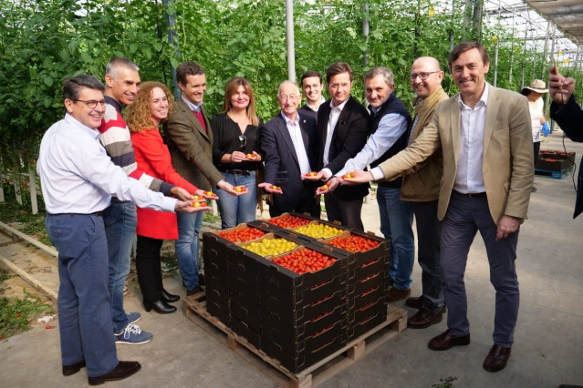 Pablo Casado (PP) visita un invernadero en El Ejido