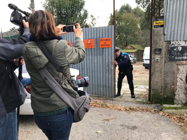 Las fuerzas de seguridad en la puerta de la pirotecnia de Baldráns.