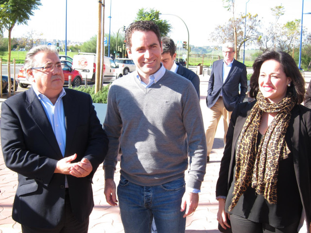 Teodoro García Egea, flanqueado por Juan Ignacio Zoido y Virginia Pérez