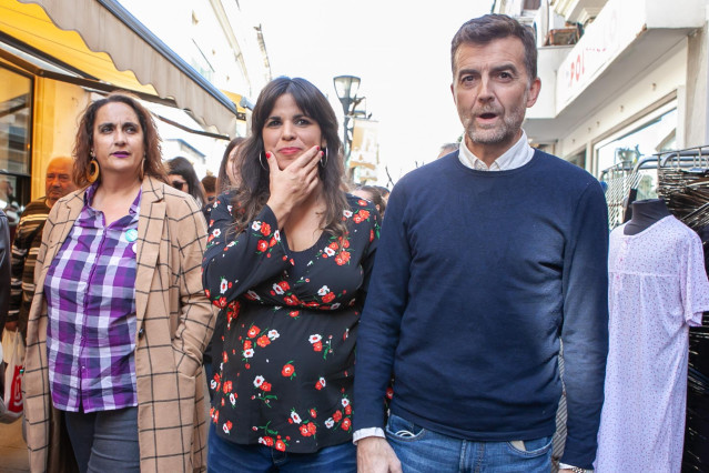 Teresa Rodríguez y Antonio Maíllo en un paseo electoral en El Puerto (Cádiz)