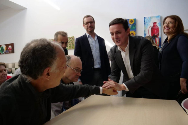Javier Maroto, junto a dirigentes provinciales del PP, en la sede de Aspapros