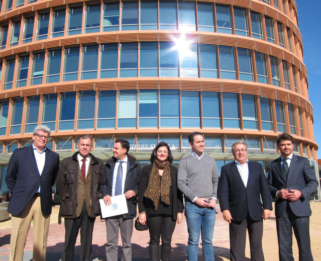 Teodoro García Egea posa junto a la Torre Sevilla
