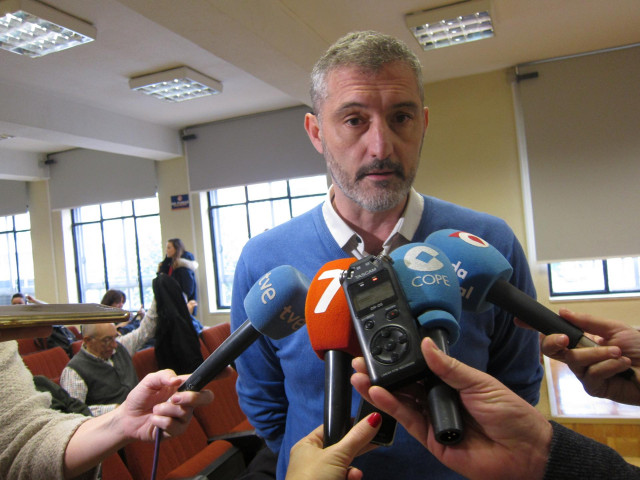 Óscar Urralburu atendiendo a los medios en Universidad