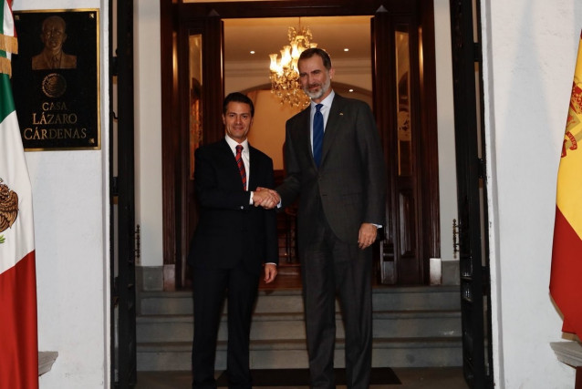El Rey Felipe VI junto al presidente saliente de México Enrique Peña Nieto