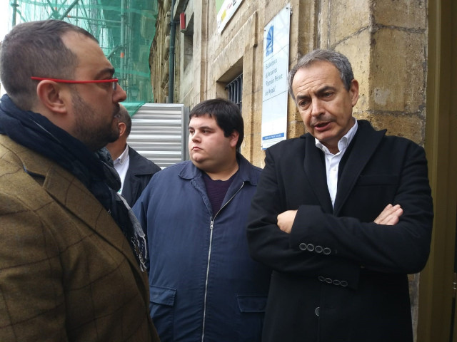 Zapatero charlando con Adrián Barbón.