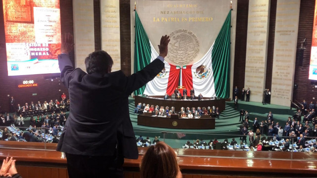 Revilla saluda a López Obrador en su toma de posesión