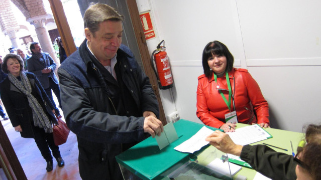 Luis Planas vota en presencia de Rafaela Valenzuela