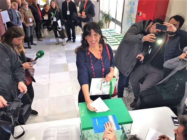 Teresa Rodríguez votando en el colegio La Salle en Cádiz