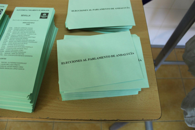 Sobres y papeletas en una mesa para las elecciones al Parlamento de Andalucía
