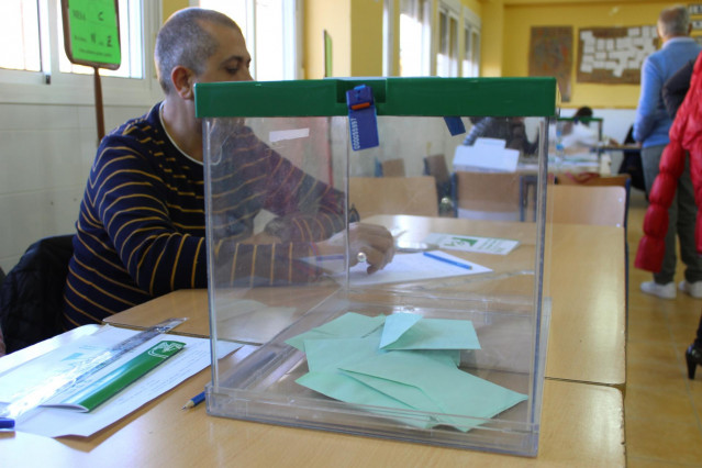 Urna para las elecciones al Parlamento de Andalucía