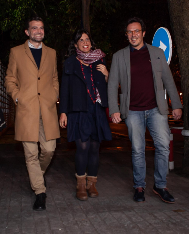 Teresa Rodríguez, entre Maíllo y el alcalde de Cádiz, esta tarde